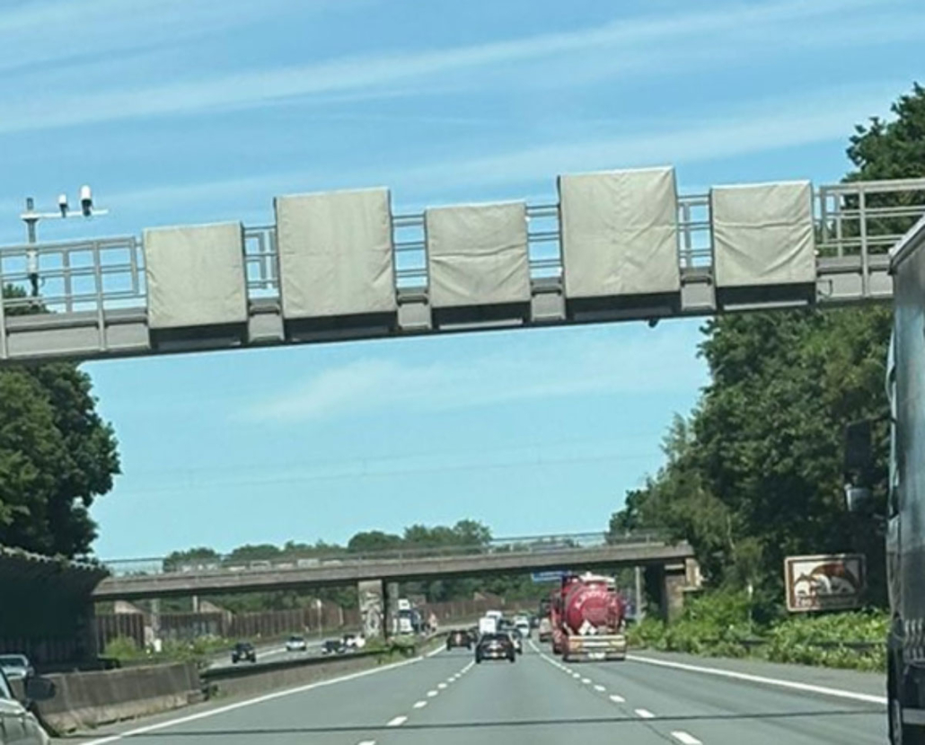 Abdeckungen für Lichtzeichenbrücken auf Autobahnen